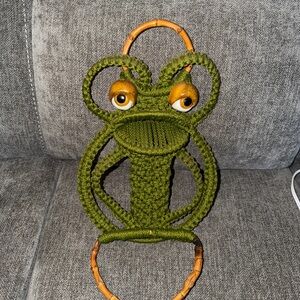 Green Frog-Shaped macramé towel holder